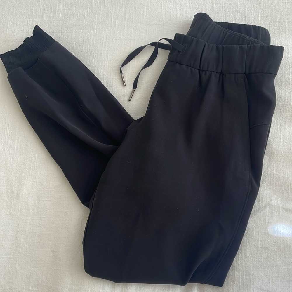 Black lululemon joggers - size 4